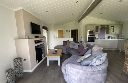 Cuddington Cabin | Rural Cheshire Luxury Lodge w/hot tub on a