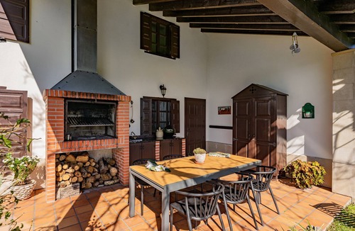Cabranes House | Rural House 'El Llagar De Naveda' with Mountain Views, Private Terrace & Wi-Fi