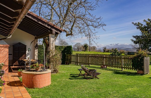Cabranes House | Rural House 'El Llagar De Naveda' with Mountain Views, Private Terrace & Wi-Fi