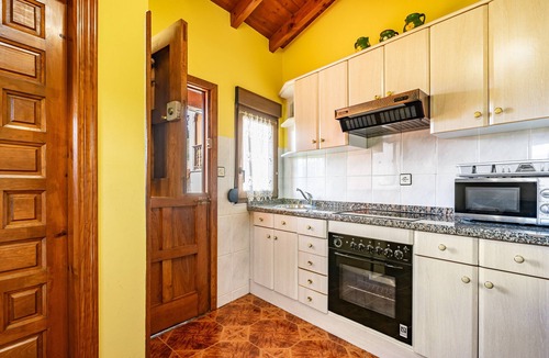 Santianes de Ola House | Rural House 'La Casita De Heidi' with Mountain Views, Private Terrace and Wi-Fi