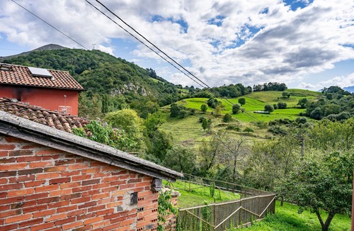 Santianes de Ola House | Rural House 'La Casita De Heidi' with Mountain Views, Private Terrace and Wi-Fi