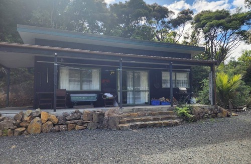 Tuateawa Cabin | Ruru Retreat - peaceful oasis set off the road, pet friendly!