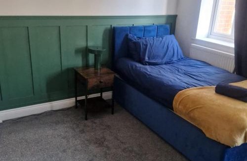 Rushden House | Rushden 3 BD 2 Bath Parking