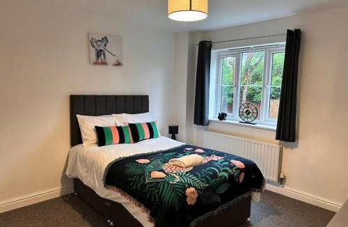Higham Ferrers House | Rushden HUGE 6 Bed house with driveway