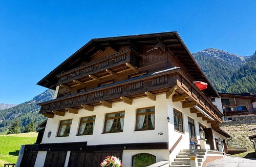 Sankt Leonhard im Pitztal Apartment | Rustic Pitztal alpine house by the stream with large balcony and garage
