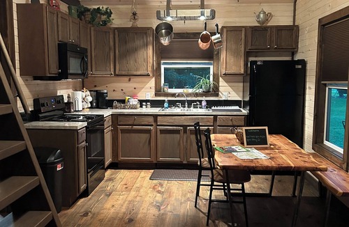 McFarlan House | Rustic 1 bedroom/1 bath home w/loft that sleeps 8. Near Shawnee National Forest