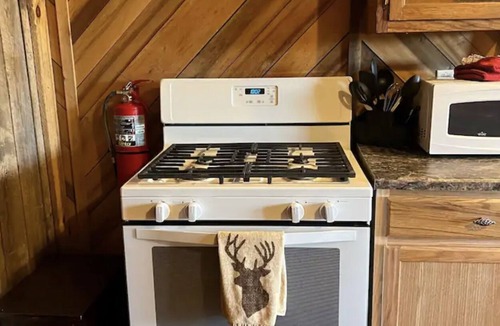 Campton Cabin | Rustic 1 BR, Pet Friendly Cabin Near Red River Gorge