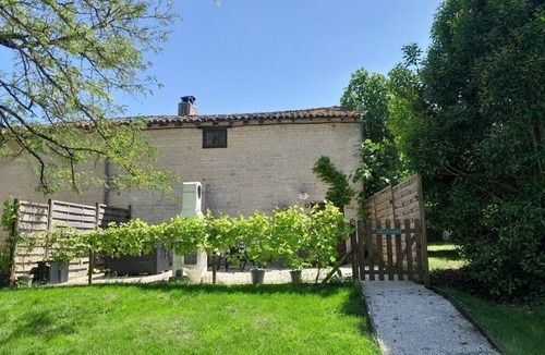 La Bataille House | Rustic 2 bed gite sleeps 4 near Chef Boutonne