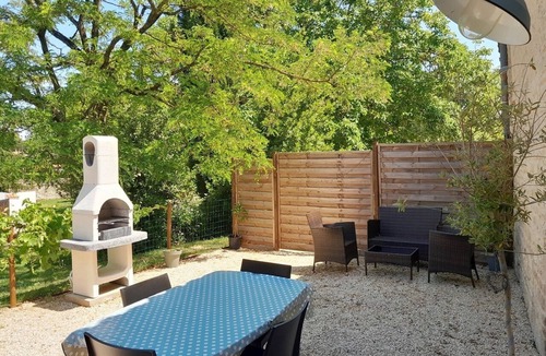 La Bataille House | Rustic 2 bed gite sleeps 4 near Chef Boutonne