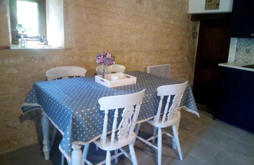 La Bataille House | Rustic 2-Bed Gite near Chef-Boutonne sleeps 4