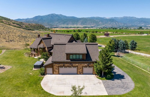 Daniel House | Rustic 8B Estate on 40 acres – 9,900sqft Estate on Private Ranch with 2 Hot Tubs