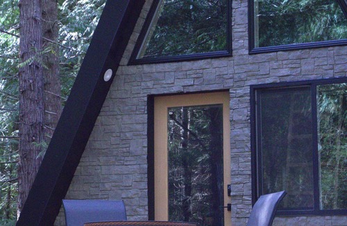 Regional District of Nanaimo Cabin | Rustic AFrame Tiny Home, Minutes from stunning waterfalls and beautiful beaches!