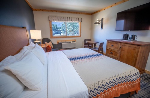 Mammoth Lakes Hotel | Rustic Alpine Rooms Near Mammoth Mountain! Pool, Gym, & Free Parking! 3 Units!