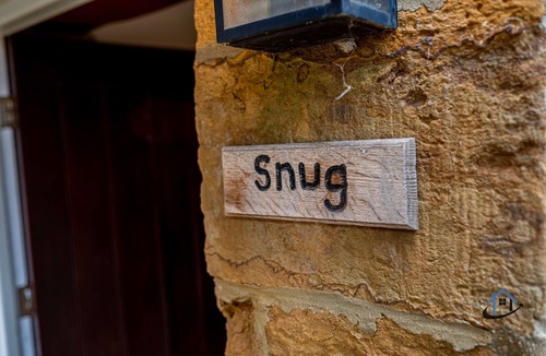 Caldecott Apartment | Rustic apartment, king bed, ensuite, parking, wifi