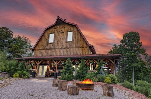 McArthur House | Rustic Barn Cabin on Highland Cow Farm: Hiking Trails, Hot Tub and Pool Table