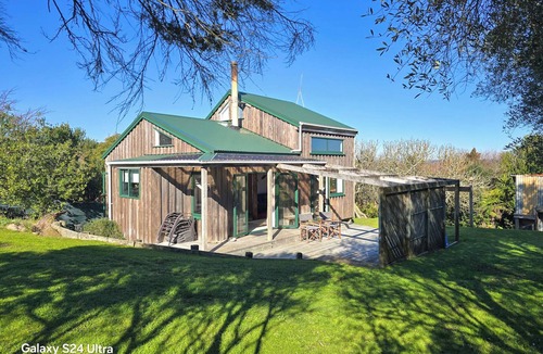 Pukehina House | Rustic Beach Hideaway