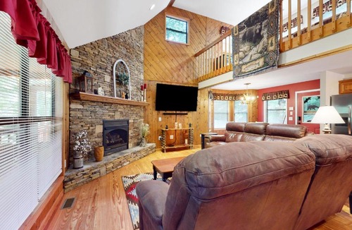 Blairsville House | Rustic Bear Lodge