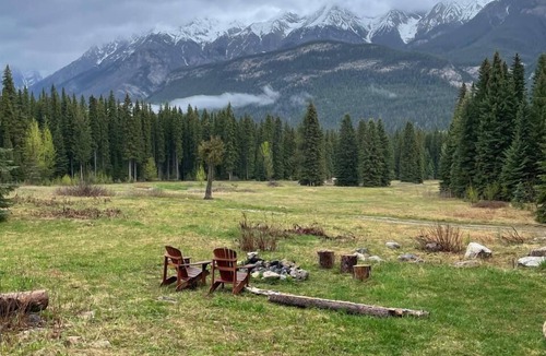 Golden Cabin | Rustic Beaverfoot Lodge Dream Cabin