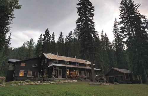 Golden Cottage | Rustic Beaverfoot Lodge Executive Cabin