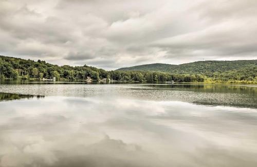 New Marlborough House | Rustic Berkshires Cottage at Lake Buel w/Kayaks!