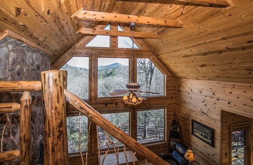 Wiley Cabin | Rustic Cabin 0.4 miles from Lake Burton - 3 bedroom/3.5 bath - Beautiful views