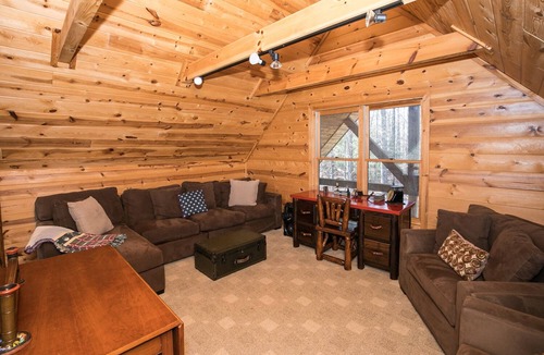 Wiley Cabin | Rustic Cabin 0.4 miles from Lake Burton - 3 bedroom/3.5 bath - Beautiful views