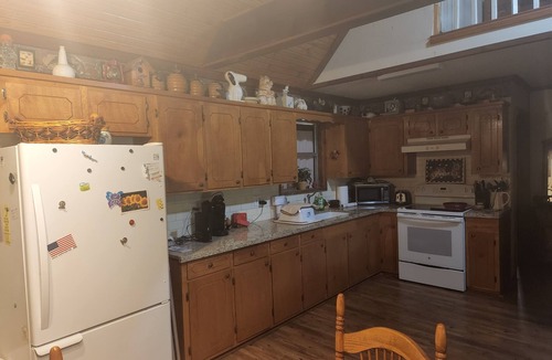 Broaddus Cabin | Rustic cabin Broaddus, Tx. 1m to Powell Park Marina Lake Sam Rayburn