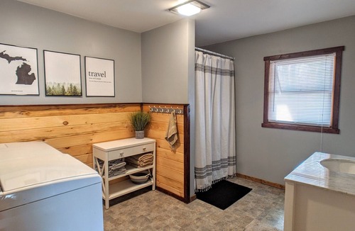 Mesick House | Rustic Cabin Centrally located for the Outdoor Adventurer