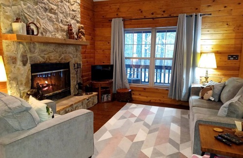 Blackwell Cabin | Rustic Cabin Escape for Group Glamping Vacations in De Soto, Missouri