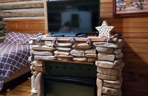 Old Town Cabin | Rustic cabin in peaceful Galax with WiFi, AC