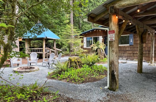 Ashford Cabin | Rustic cabin, nestled in the trees, less than a mile to Mt. Rainier entrance.