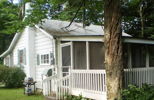 Greentown Cabin | Rustic Cabin Promised Land State Park, Poconos- Walking Distance To Both Lakes