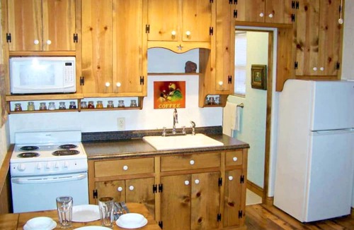 Leander Cabin | Rustic Cabin Rental for a Romantic Countryside Retreat near Austin, Texas