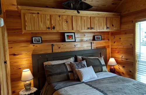 Tuckasegee Cabin | Rustic Cabin Rental near Asheville Perfect for a Weekend Getaway on Tuckasegee River