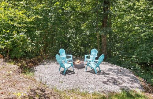 Powell House | Rustic Cabin Retreat - Cozy Stove & Fresh Eggs