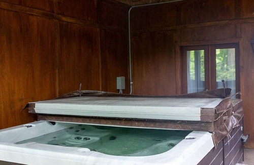 Dahlonega Cabin | Rustic cabin sitting on acres of pastures nestled in the mountains of North GA