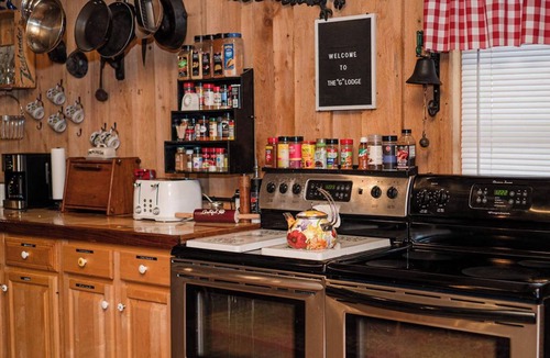 South Butler Cabin | Rustic cabin w/29 acres. Hot tub, wood stove, nature trails, pet friendly &more