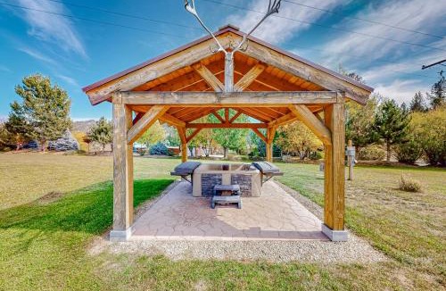 Garden Valley House | Rustic Cabin w/Decks & Hot Tub in Garden Valley!