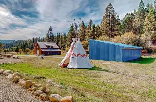 Garden Valley House | Rustic Cabin w/Decks & Hot Tub in Garden Valley!