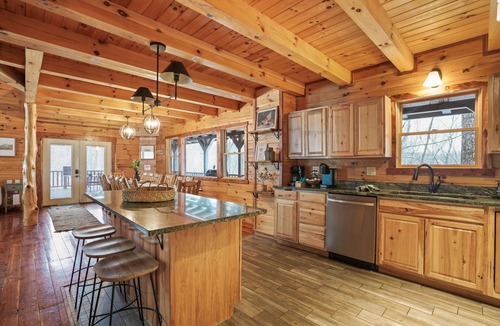 Logan Cabin | Rustic Cedar Inn | Luxury 6BR Lodge, Kids Loft