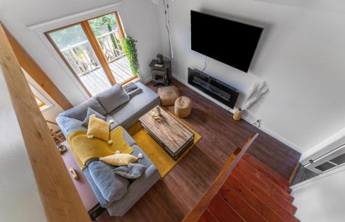 Saint-Calixte Ski Chalet | Rustic Chalet Le Cozy hot tub Lakeview - Ski - Tubing- Familizoo - spa - full of near by activities winter