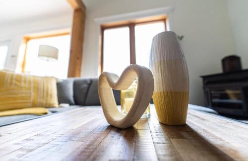 Saint-Calixte Ski Chalet | Rustic Chalet Le Cozy hot tub Lakeview - Ski - Tubing- Familizoo - spa - full of near by activities winter