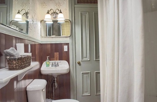 Ranshaw Bed & Breakfast | Rustic Charm/King Bed + Roku/Private Bath