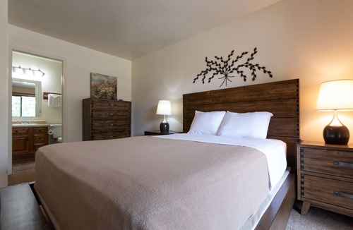 Summit Park House | Rustic Charm Meets Elegance! Full Kitchen, Swimming Pool, Car Garage!