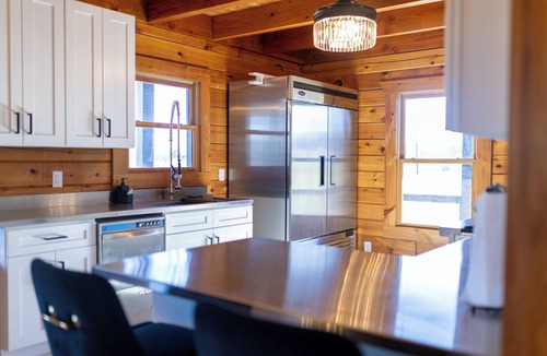 Gallatin Cabin | Rustic Charm Meets Modern Comfort – Cozy 3-Bedroom Retreat in Gallatin