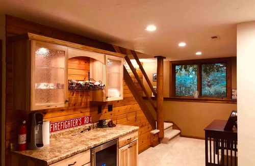 Colgate House | Rustic Charm: Pewaukee Lake Cabin, Sauna & Hot Tub