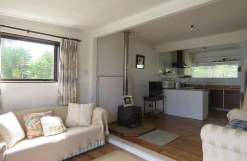 Cable Bay House | Rustic Charmer in Cable Bay