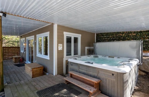 Saint-Faustin-Lac-Carre Ski Chalet | Rustic & Charming Mont Blanc Chalet Private Spa