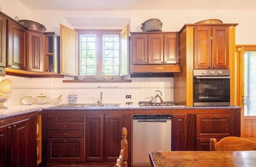 Florence Villa | Rustic Charming Villa w/Pool/AC/Wifi- Minutes to Florence Center- Views Galore!