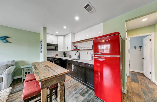 Fort Walton Beach Condo | Rustic-Chic 1Bd Condo by the Beach. Fast Wi-Fi + Washer/Dryer
